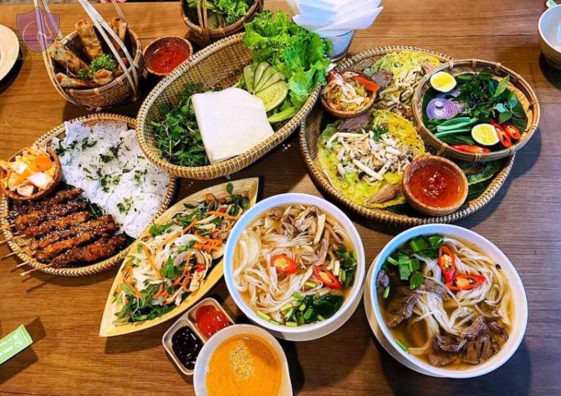 Đĩa hải sản tươi sống hấp dẫn tại một nhà hàng ở Đà Nẵng, minh họa cho sự đa dạng và tươi ngon của ẩm thực biển nơi đây.